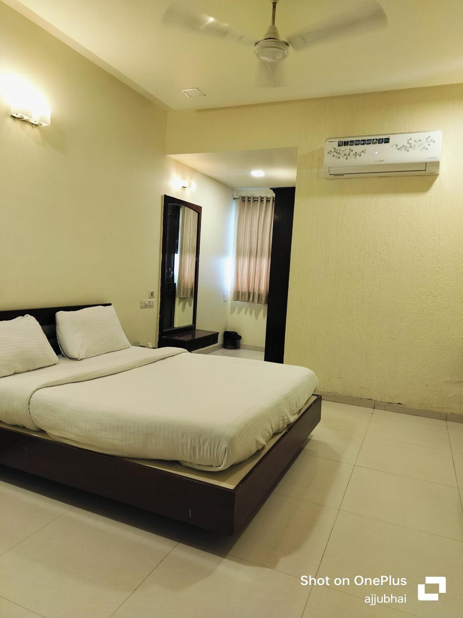 Hotel Sun N Step Club 阿穆达巴 外观 照片